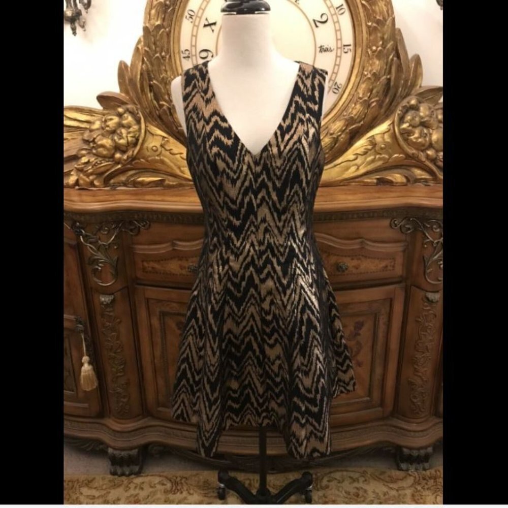 VINCE CAMUTO. Size 6. Metallic Party Dress. Sleeveless. Black and Gold. B18